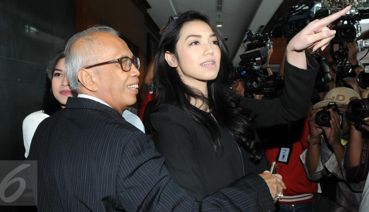 OC Kaligis ditemani Velove Vexia sebelum jalani sidang pembacaan vonis di pengadilan Tipikor, Jakarta, (17/12). Kaligis lakukan suap untuk pengaruhi putusan gugatan Kejati Sumut terkait dugaan tindak pidana korupsi dana Bansos. (Liputan6.com/Helmi Afandi)