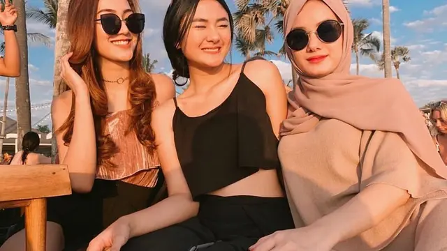 Temu Kangen, Ini 6 Potret Persahabatan Dinda Hauw dan Sheila Rizkyana