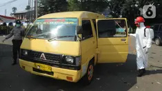 Petugas menyemprot mobil yang ingin menuju wilayah Sukabumi dengan cairan disinfektan di Terminal Cicurug, Sukabumi, Jawa Barat, Minggu (12/4/2020). Proses sterilisasi ini dilakukan untuk mencegah penyebaran virus corona COVID-19. (merdeka.com/Arie Basuki)