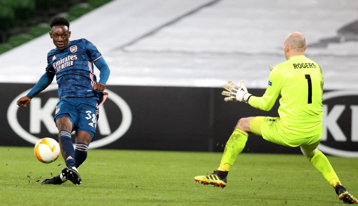 Pemain Arsenal, Folarin Balogun, berusaha mencetak gol ke gawang Dundalk pada laga Liga Europa di Stadion Aviva (10/12/2020). Folarin Balogun berpeluang besar dilepas The Gunners. Pemain yang sedang bersinar bersama Reims di Prancis ini tentu tidak ingin kembali ke Arsenal untuk menjadi pilihan ketiga di belakang Gabriel Jesus dan Eddie Nketiah. (AFP/Paul Faith)