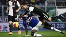 Striker Juventus, Cristiano Ronaldo, terjatuh saat berebut bola dengan bek Sampdoria, Omar Colley pada laga Serie A 2019 di Stadion Luigi Ferraris, Rabu (18/12). Juventus menang 2-1 atas Sampdoria. (AFP/Marco Bertorello)