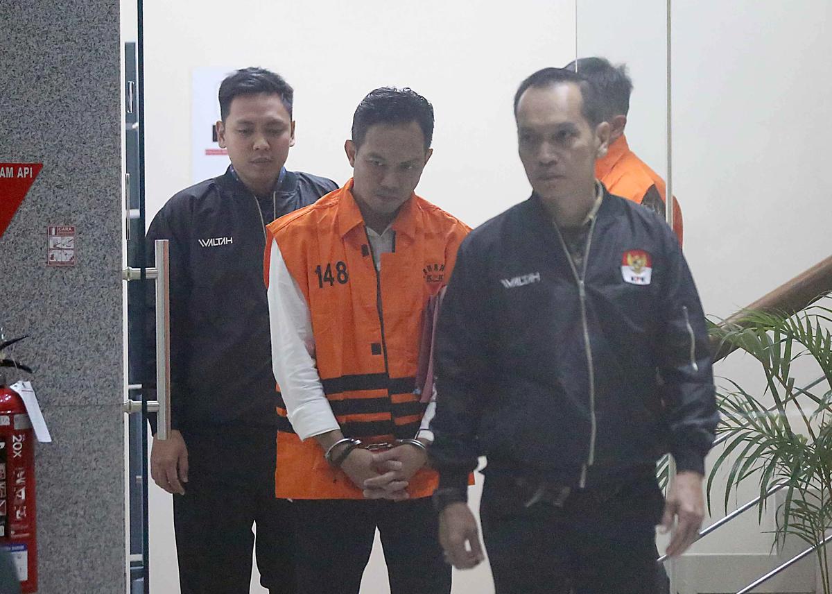 FOTO: Bupati dan Sekda Cilacap Ditahan KPK Usai Operasi Tangkap Tangan