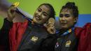 Pesilat Indonesia, Ketut Wilantari dan Ni Made Yanti, meraih emas pada Invitation Tournament cabang pencak silat di Padepokan Pencak Silat, Jakarta, Rabu (14/2/2018). Event ini merupakan persiapan Asian Games 2018. (Bola.com/Vitalis Yogi Trisna)