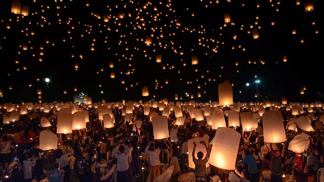 Indahnya Ribuan Lampion Saat Menghiasi Malam Chiang Mai
