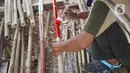 Perajin mengecat bambu yang biasa digunakan sebagai tiang bendera di kawasan Manggarai, Jakarta, Kamis (6/8/2020). Adanya pandemi covid-19 menyebabkan penjualan bambu menurun hingga 35% dibanding tahun lalu. (Liputan6.com/Immanuel Antonius)
