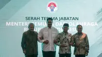 Menteri Pemuda dan Olahraga baru, Dito Ariotedjo (kedua kiri) berfoto bersama dengan Menpora 1993, Hayono Isman (kanan), Plt Menpora 2023, Muhadjir Effendy, dan Menpora 2019,&nbsp;Zainudin Amali saat acara Serah Terima Jabatan (Sertijab) Menpora 2023 di Auditorium Wisma Kemenpora, Senayan, Jakarta Pusat, Selasa (04/04/2023).&nbsp;Ario Bimo Nandito Ariotedjo resmi dilantik sebagai Menpora sisa jabatan 2019-2024 menggantikan Zainudin Amali yang mengundurkan diri karena terpilih sebagai Wakil Ketua Umum PSSI. (Bola.com/Bagaskara Lazuardi)