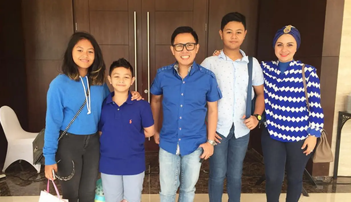 "Sebenernya kita kalau ketemu kaya Tom n Jerry," canda Eko. "Kita kalau lama-lama nempel liburan misalnya ada aja (yang diributin), tapi kalau jauh ngangenin gitu," timpal Viona. (Instagram/ekopatriosuper)