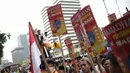Massa yang tergabung dalam aliansi mahasiswa dan pemuda relawan cinta NKRI menggelar aksi unjuk rasa di depan Gedung Bawaslu, Jakarta, Jumat (17/5). Dalam aksinya mereka menolak Gerakan People Power karena syarat dengan kepentingan politik inkonstitusional. (Liputan6.com/Faizal Fanani)