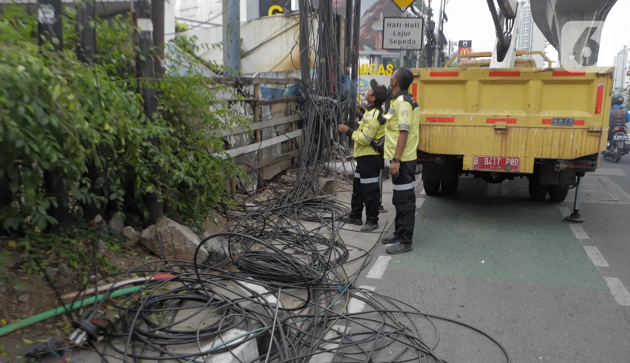 Upaya penataan jaringan kabel utilitas ini tak lepas dari kecelakaan yang beberapa kali terjadi belakangan terhadap pengguna jalan. (Liputan6.com/Herman Zakharia)
