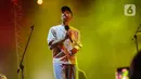 Band Indie asal London menggelar konser di Tennis Indoor Senayan, Jakarta, Sabtu (15/5/2024). (Liputan6.com/Angga Yuniar)