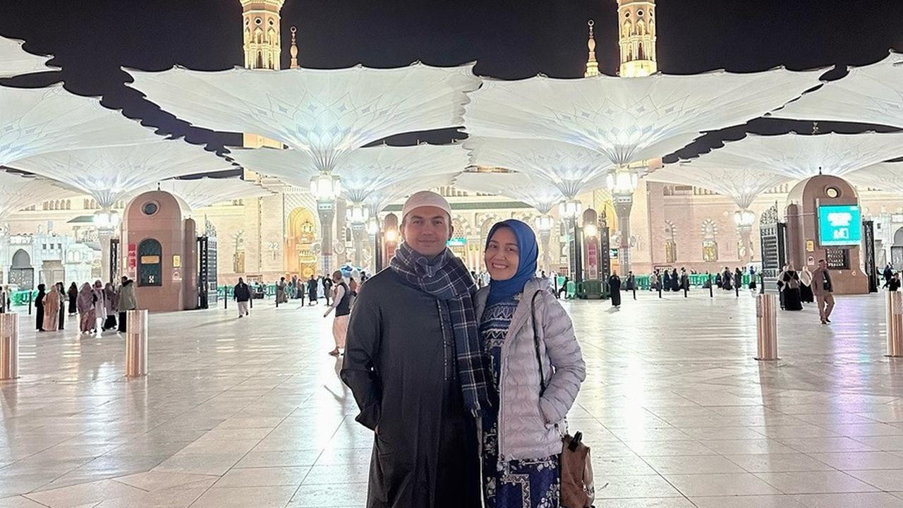 8 Potret Sahrul Gunawan Umrah Bareng Istri dan Ibu Mertua, Harmonis Banget