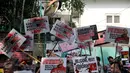  Poster berisi tulisan “Kami Rohingya” saat aksi di depan Kedubes Myanmar, Jakarta, Jumat (29/5/2015). Sebelumnya Ahsin berkata bahwa yang membela Rohingya adalah musuh mereka. (Liputan6.com/Johan Tallo) 