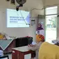 Dosen Sastra Inggris UNNES memaparkan materi terkait penggunaan teknologi dalam proses pembelajaran di sekolah dasar. (Istimewa)