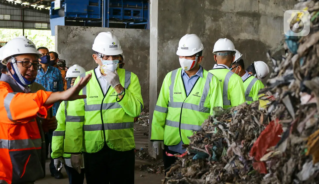 Direktur Manufaktur SBI Lilik Unggul Raharjo, Menko Bidang Kemaritiman dan Investasi Luhut Binsar Pandjaitan, Menteri Kelautan dan Perikanan, Edhy Prabowo menjelaskan operasional pengolahan sampah menjadi bahan bakar alternatif di Cilacap, Jawa Tengah, Selasa (21/7/2020). (Liputan6.com/Pool/SIG)