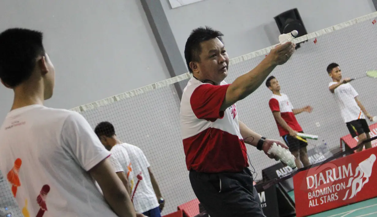 Lius Pongoh (Juara Indonesia Terbuka 1984) sedang memberikan Coaching Clinic kepada Atlet Muda di Gor ASA Cilegon, Banten, Sabtu (14/3/2015). Kegiatan ini sebagai pemasalan bulutangkis keseluruh Indonesia. (Liputan6.com/Helmi Afandi)