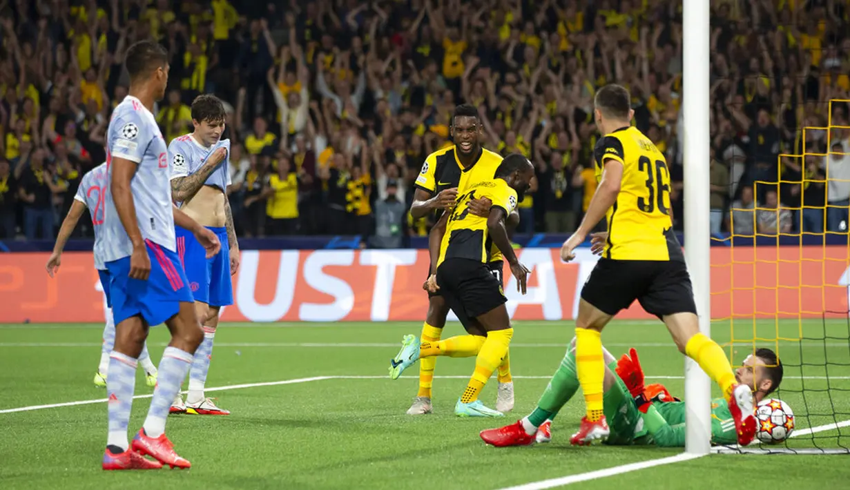 Pemain Young Boys Nicolas Ngamaleu (tengah) melakukan selebrasi dengan rekan setimnya Jordan Siebatcheu usai mencetak gol ke gawang Young Boys pada pertandingan Grup F Liga Champions di Stadion Wankdorf, Bern, Swiss, Selasa (14/9/2021). Young Boys menang 2-1. (Peter Klaunzer/Keystone via AP)