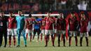 Saat memastikan lolos ke partai final usai menang adu penalti atas Myanmar, Bima Sakti dan para skuat Timns Indonesia U-16 menyempatkan untuk memberi penghormatan khusu kepada almarhum Alfin Lestaluhu yang telah menularkan semangat juang yang tinggi kepada seluruh anggota tim. (Bola.com/Bagaskara Lazuardi)