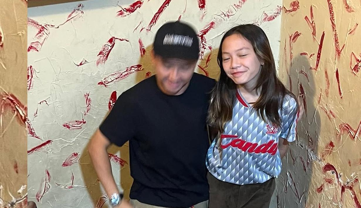 Meski fotonya candid, Ananda Omesh dan putri sulungnya ini tetap tampil kece. Ayah dan anak ini nikmati malam mingguan dengan jalan-jalan hingga makan-makan setelah buka puasa. Usianya hamper menginjak 12 tahun, belum diketahui apakah nantinya Embun akan ikuti jejak orang tuanya. Ananda Omesh dan Dian Ayu dikenal sebagai artis yang selalu mendukung buah hatinya. (Liputan6.com/IG/@omeshomesh)