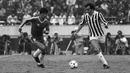 Michel Platini. Legenda Juventus yang pensiun pada 1987 ini telah bermain dalam 312 laga termasuk saat memperkuat Nancy dan Saint-Etienne. Ditambah 73 laga bersama Timnas Prancis dan Kuwait, ia total meraih 9 kartu kuning saja dalam 385 laga, tanpa satu pun kartu merah. (AFP/Staff)