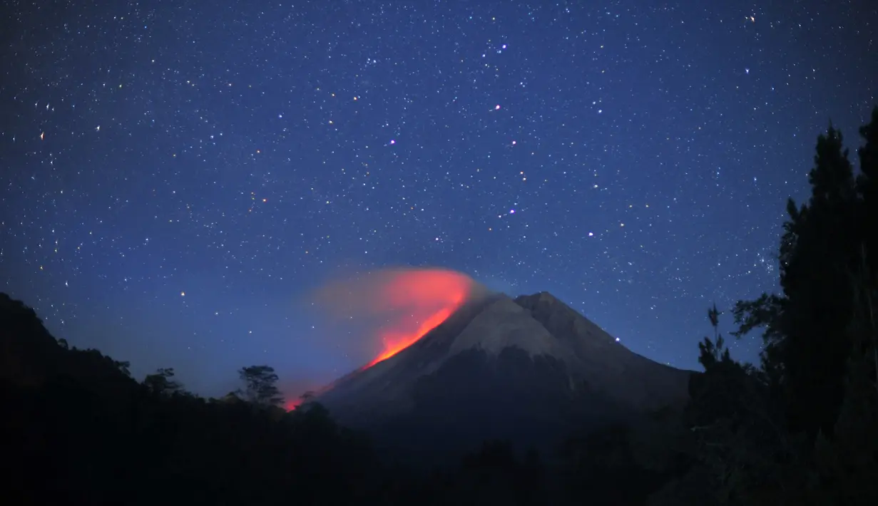 Gunung Merapi, gunung berapi paling aktif di Indonesia, memuntahkan abu dan lava seperti yang terlihat dari Sleman di Yogyakarta pada Rabu dini hari (11/8/2021). Perlu diketahui hingga saat ini, BPPTKG masih menetapkan status Gunung Merapi pada Siaga (Level III). (Daffa Ramya Kanzuddin/AFP)