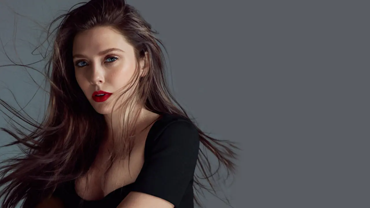 Ekspresi Elizabeth Olsen Menahan Rok Tersibak Angin di Keramaian