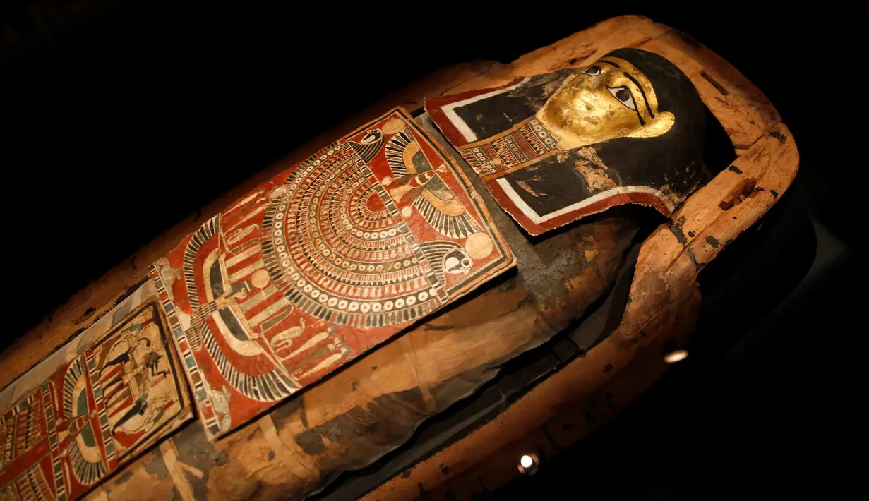Penampakan mumi berusia 2.200 tahun yang dipajang di Museum Israel, Yerusalem, Rabu (27/7). Mumi Mesir berjenis kelamin pria berusia 30-40 tahun itu bernama "Iret-hor-r-u", yang berarti "Pelindung Mata Horus". (REUTERS/Ronen Zvulun)