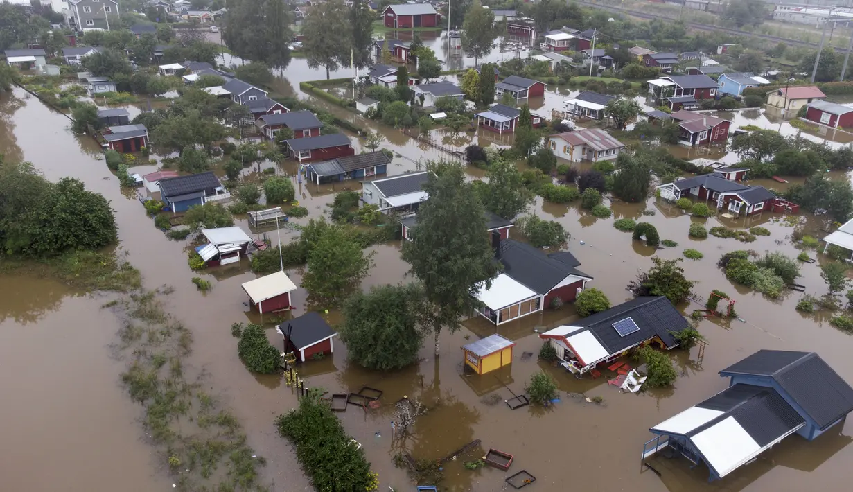 Pemandangan udara di atas area pemukiman yang terendam banjir di Gavle, Swedia, Rabu (18/8/2021). Hujan deras di Swedia timur telah menggenangi beberapa area pemukiman, dengan beberapa jalan dan jembatan tergenang saat hujan terus turun. (Fredrik Sandberg / TT via AP)
