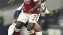 Gelandang Arsenal, Bukayo Saka berusaha mengontrol bola dari kawalan penyerang Tottenham Hotspur, Steven Bergwijn pada pertandingan lanjutan Liga Inggris di Tottenham Hotspur Stadium di London, Inggris , Minggu (7/12/2020). Tottenham menang 2-0. (Glyn Kirk/Pool via AP)