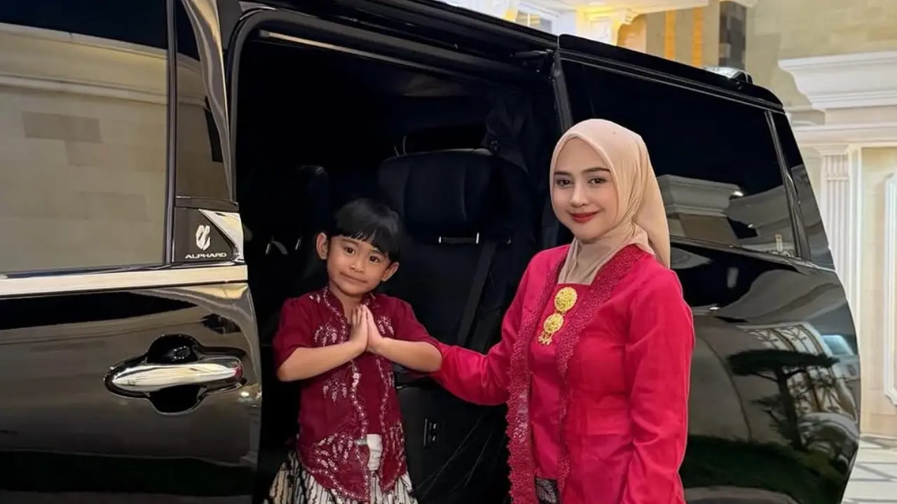Ria Ricis dan Moana pakai kebaya pink (@riaricis1795)