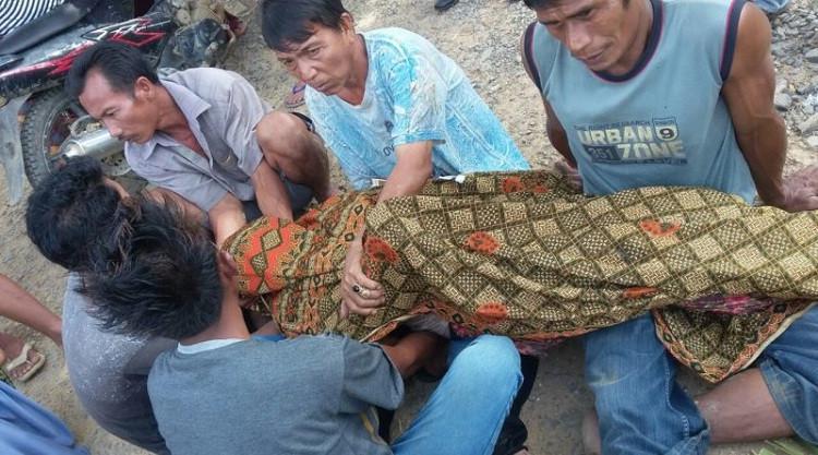Warga mengevakuasi jasad gadis terikat akar di sungai Batanghari.(Foto: Dok Polres Tebo/B Santoso)