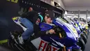 Valentino Rossi bernostalgia dengan sembilan motor yang mengantarkan The Doctor meraih sembilan titel juara dunia. Motor-motor tersebut dipamerkan jelang balapan terakhir dalam kariernya. (AFP/Jose Jordan)