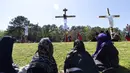 Yesus (tengah) diperankan oleh Avelino Martinez disalibkan sebagai bagian dari peringatan Jumat Agung di Gereja Katolik St. Joseph di Dalton, Georgia, 15 April 2022. (Matt Hamilton/Chattanooga Times Free Press via AP)