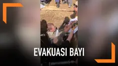 Upaya penyelamatan bayi baru lahir yang terjebak di saluran pembuangan air. Beruntung bayi tersebut selamat dan dibawa ke rumah sakit di Durban, Afrika Selatan.
