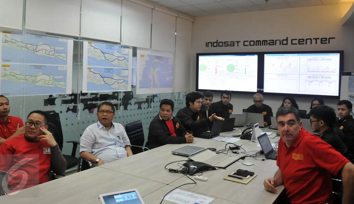 Kunjungan Menkominfo Rudiantara untuk mengantisipasi lonjakan traffic komunikasi di sejumlah jalur mudik Gedung Indosat, Jakarta, Senin (4/7). (Liputan6.com/JohanTallo)