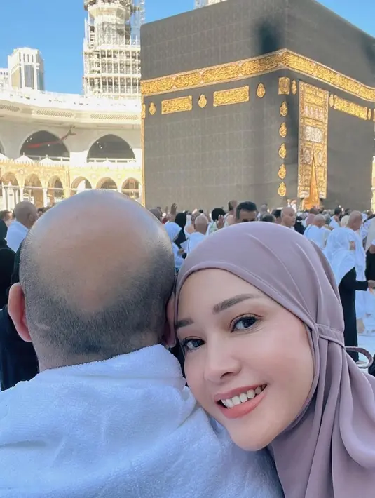 Umrah kali ini juga menjadi perayaan anniversarry kelima Maia Estianty dan suami tercintanya itu. [instagram/maiaestiantyreal]