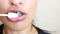 Memiliki gigi putih adalah impian semua orang. Coba putihkan gigi Anda dengan bahan alami ini.