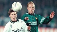 Ronald Koeman (196 gol) - Pemain asal Belanda ini pernah bermain untuk Barcelona, Ajax, Feyenoord. Selama kariernya di dunia sepak bola, Koeman telah mengkoleksi 196 gol dari total 566 laga di semua klub yang pernah dibelanya. (AFP/Oudenaarden/Kluiter)