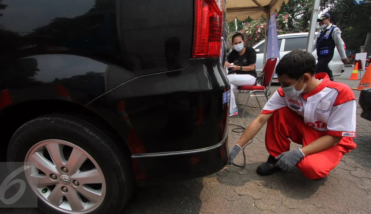 Petugas melakukan uji asap dari kendaraan pribadi saat pelaksanaan uji emisi di Jalan Proklamasi, Jakarta, Selasa (6/10/2015). Uji emisi gratis tersebut bertujuan untuk mengevaluasi kualitas udara perkotaan. (Liputan6.com/Immanuel Antonius)