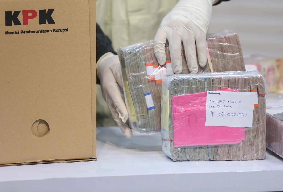 FOTO: KPK Sita Rp 2,6 Miliar dalam OTT Bupati Pati Sudewo