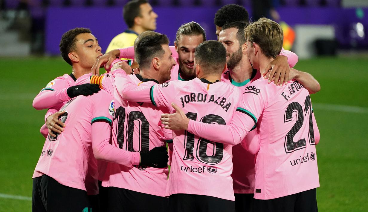 Pemain Barcelona merayakan gol yang dicetak Lionel Messi ke gawang Valladolid pada laga lanjutan Liga Spanyol di Jose Zorrilla Stadium, Rabu (23/12/2020) dini hari WIB. Barcelona menang 3-0 atas Valladolid. (AFP/Cesar Manso)