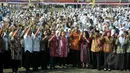 Menko PMK, Puan Maharani (tengah) mengangkat gelasnya saat minum jamu bersama ribuan pelajar di Alun-alun Satya Negara, Sukoharjo, Jawa Tengah, Rabu (1/4/2015). (Liputan6.com/Johan Tallo)