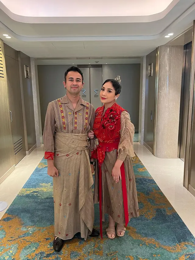 8 Gaya Raffi Ahmad dan Nagita Slavina Jadi Model di JFW 2024, Tampil Elegan Pakai Ulos