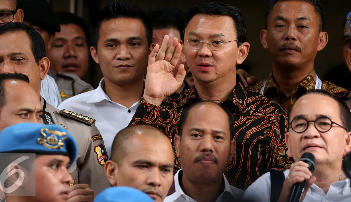 Gubernur DKI Jakarta Basuki Tjahja Purnama (Ahok) bersama Tim Suksesnya usai diperiksa Bareskrim Polri, Jakarta, Senin (7/11). Ahok diperiksa 9 jam dan diberi 22 pertanyaan terkait kasus dugaan penistaan Agama. (Liputan6.com/Johan Tallo)