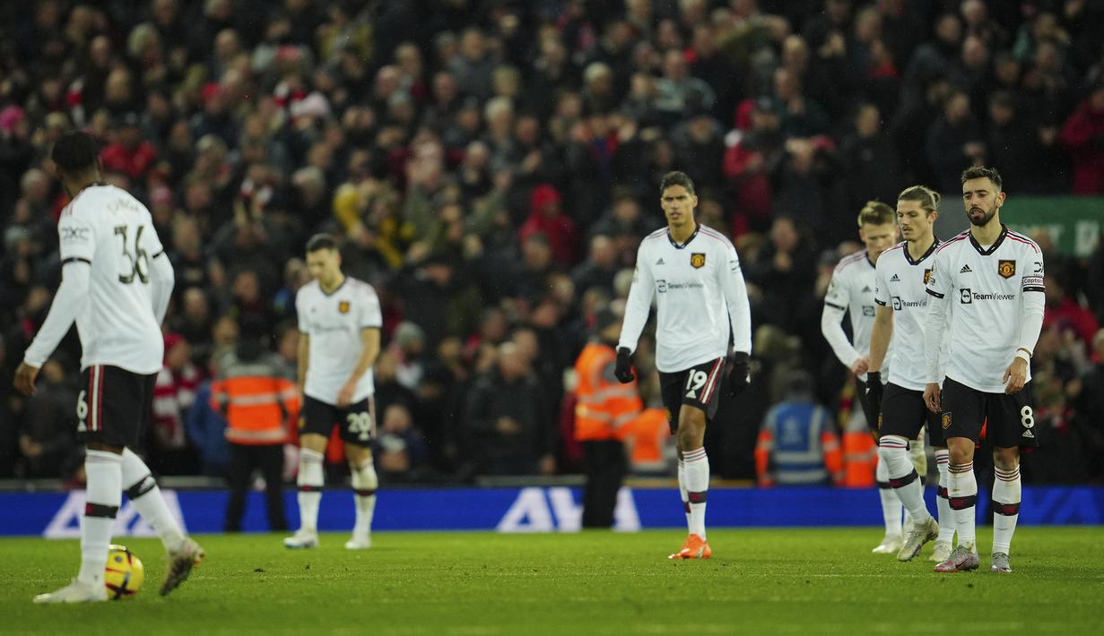 Ekspresi kecewa para pemain Manchester United setelah gawangnya dijebol Liverpool pada laga lanjutan Liga Inggris 2022/2023 di Anfield Stadium, Liverpool (5/3/2023). Erik ten Hag mengancam para pemainnya untuk tidak berbicara atau pun berkomentar saat ia mengeluarkan seluruh ketidakpuasannya terhadap penampilan anak asuhnya di ruang ganti usai dihancurkan Liverpool. Para pemain hanya duduk dan diam saat Erik ten Hag menyampaikan evaluasinya. (AP Photo/Jon Super)