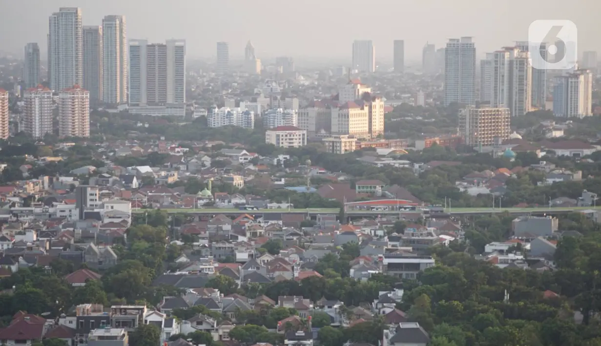 Lansekap pemukiman penduduk berlatar gedung bertingkat terlihat dari kawasan Senayan, Jakarta, Selasa (21/1/2020). Staf Khusus Kementerian PUPR Bidang Sumber Daya Air Firdaus Ali menjelaskan, ruang terbuka hijau di Jakarta baru 9,98% kurang dari syarat minimum 30%. (Liputan6.com/Immanuel Antonius)