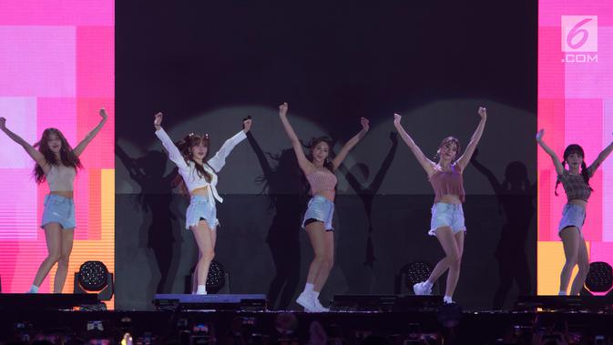 Girlband K-Pop, AOA tampil pada upacara penutupan Asian Para Games 2018 di Stadion Madya Senayan, Jakarta, Sabtu (13/10). Penampilan AOA membuat penonton penutupan Asian Para Games 2018 bergoyang. (Bola.com/Vitalis Yogi Trisna)