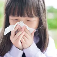 Ilustrasi anak flu dan batuk. (c) Shutterstock/aslysun