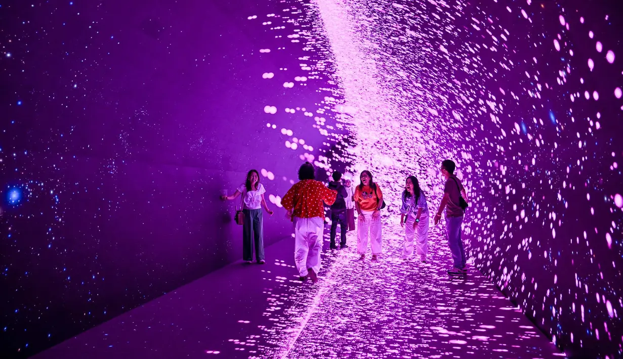 Pengunjung mendatangi ruang seni digital imersif Space and Time Cube Surabaya nan baru dibuka, di Surabaya, 23 Agustus 2026. (AFP/ Juni Kriswanto)