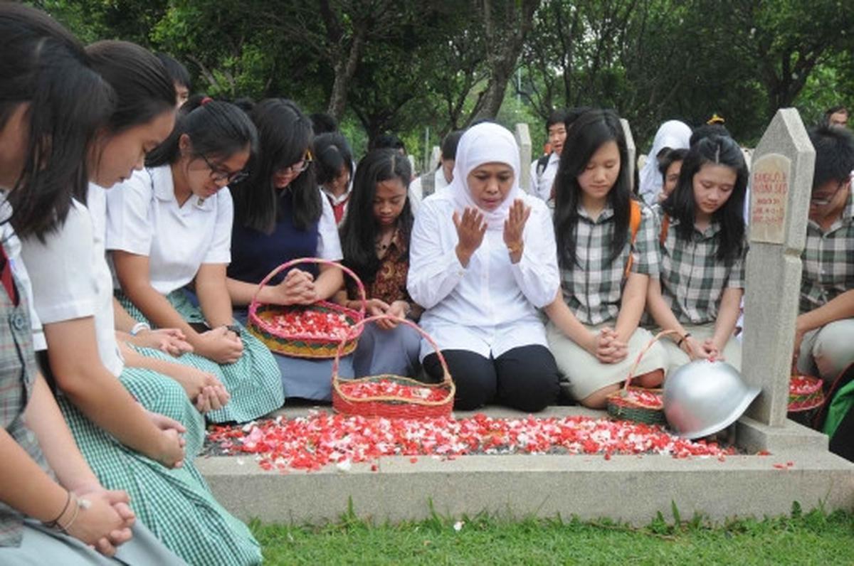 Menteri Khofifah ajak pelajar SMA tabur bunga di TMP Kalibata