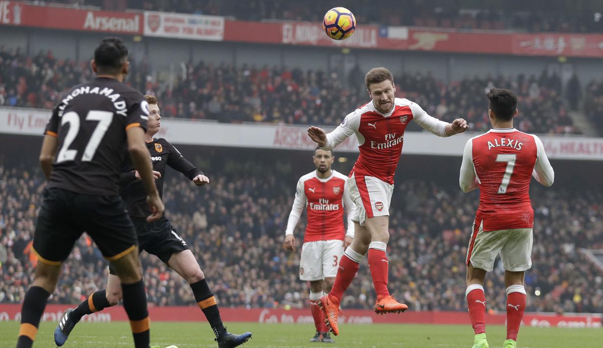 Aksi pemain Arsenal, Shkodran Mustafi melepaskan sundulan ke gawang Hull City pada lanjutan Premier League di Emirates Stadium, London, (11/2/2017). Arsenal menang 2-0.  (AP/Matt Dunham)